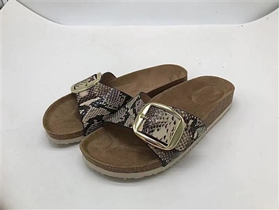Sandal Ular Gesper Logam